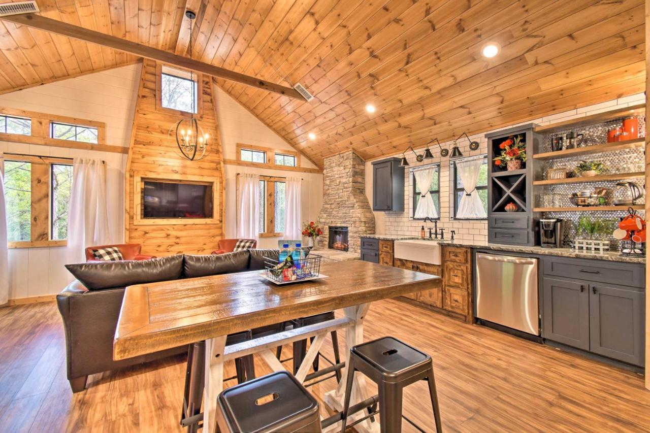 Modern Broken Bow Cabin Large Deck, Bbq And Pergola Esterno foto